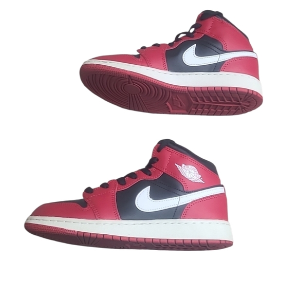 Nike Air Jordan Mid 1 Boys Sneakers Black and Red Youth 4.5 - Picture 4 of 8